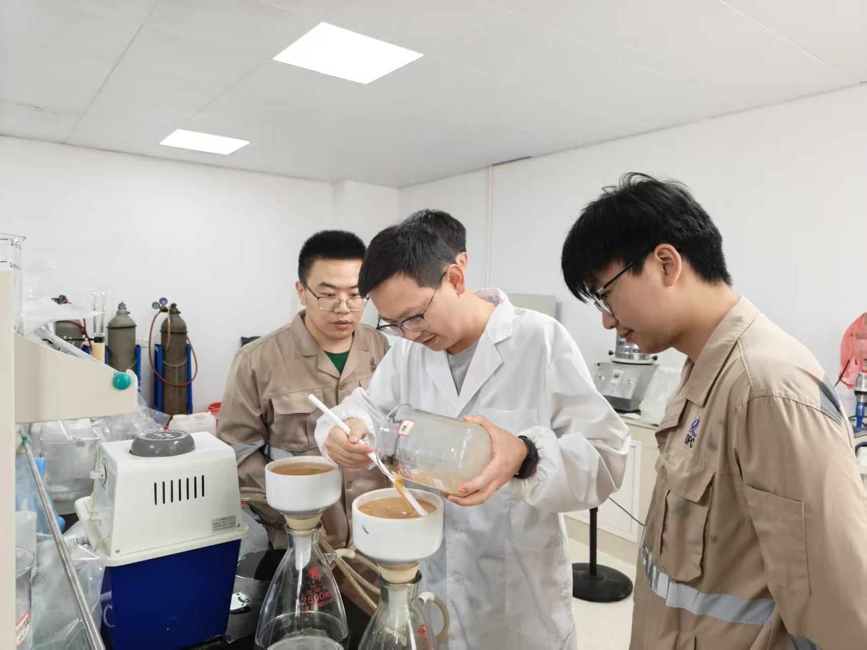 扎根鋰業(yè)，攻堅路上讓“鋰”想花開｜中礦鋰業(yè)研發(fā)部90后工程師徐苗